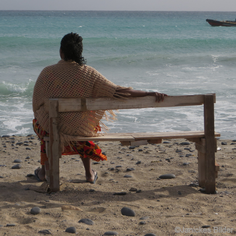 365 2014 257 Singel Kvinna på bänk Stranden Kap Verde